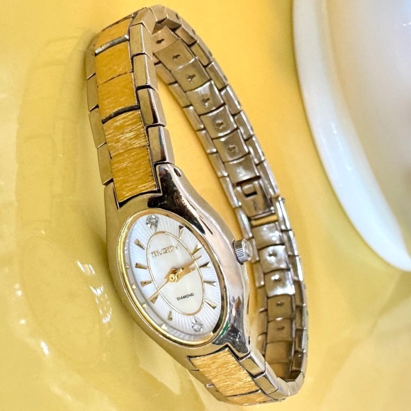 Vintage Elgin Diamond Quartz Two Tone Watch—Working - Picture 5 of 10